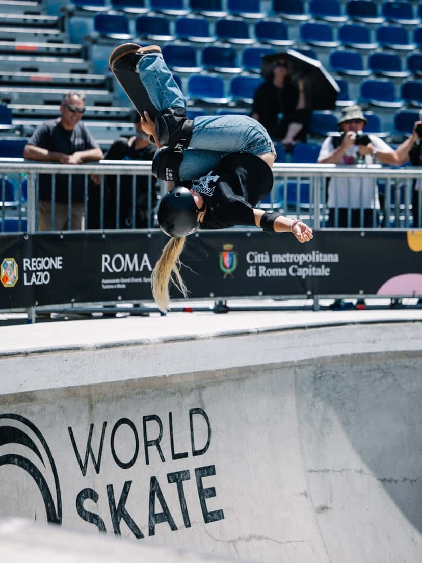 Foto de archivo: Heili Sirviö da un giro invertido sobre el borde del bowl de Roma, con el logo de World Skate en la pared y público en la tribuna