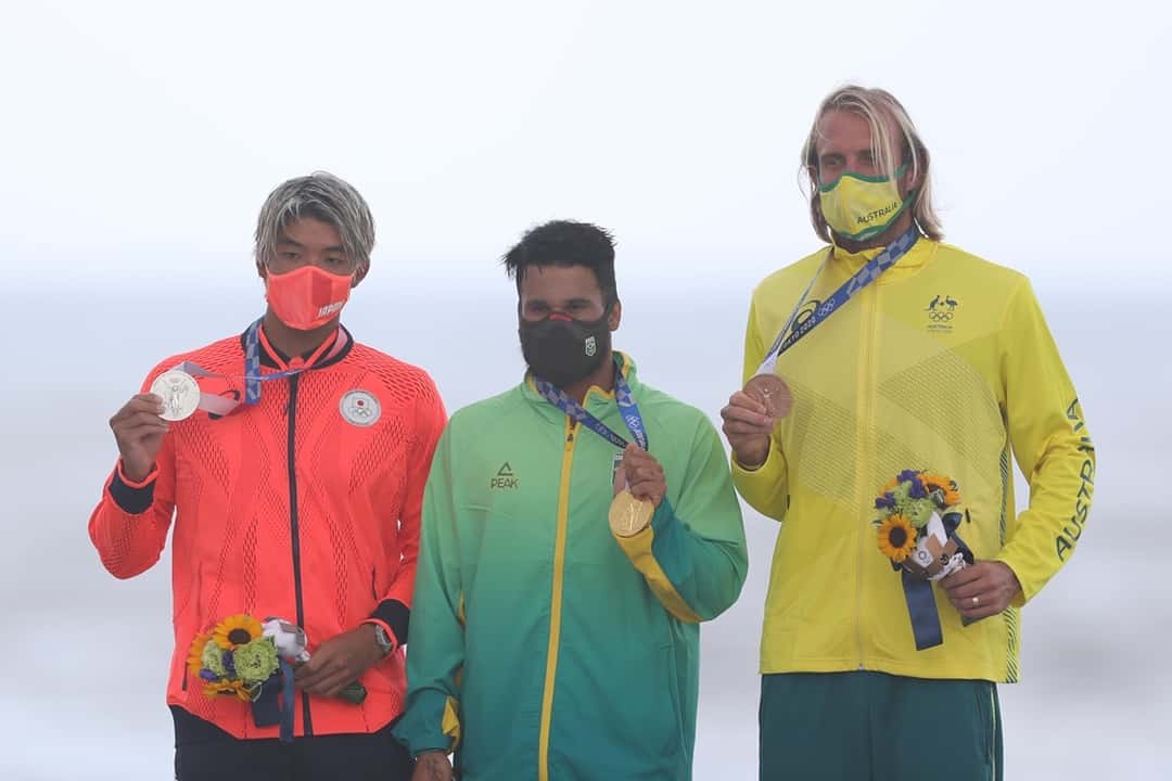 Foto de archivo: Kanoa Igarashi con la medalla de plata, Ítalo Ferreira con la de oro y Owen Wright con la de bronce en el podio olímpico de surf de Tokio 2020