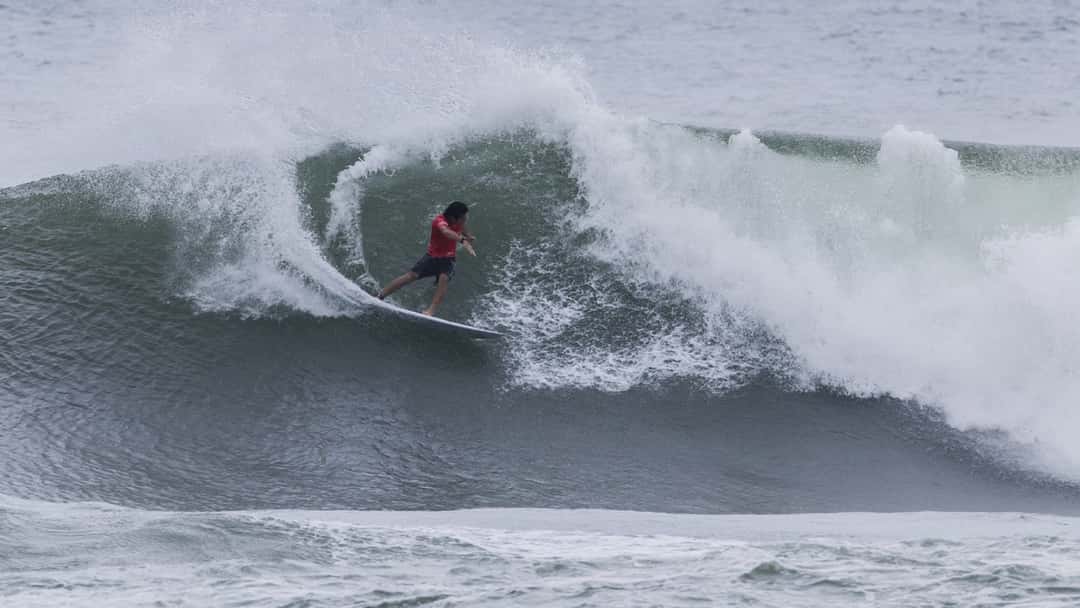 Shion Crawford, con lycra roja, tira un giro de derecha en una ola grande de Sunset Beach, el martes 27 de octubre