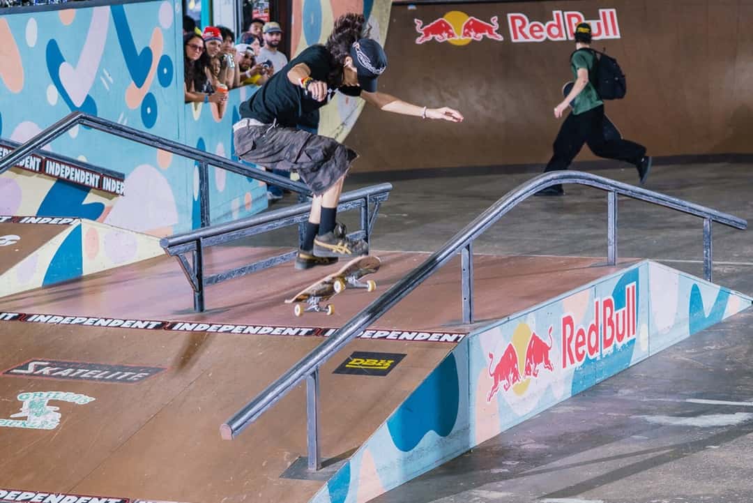 Un skater hace un truco en una baranda de la pista del Skatepark of Tampa durante la clasificación del sábado del Tampa Am 2026, con público detrás