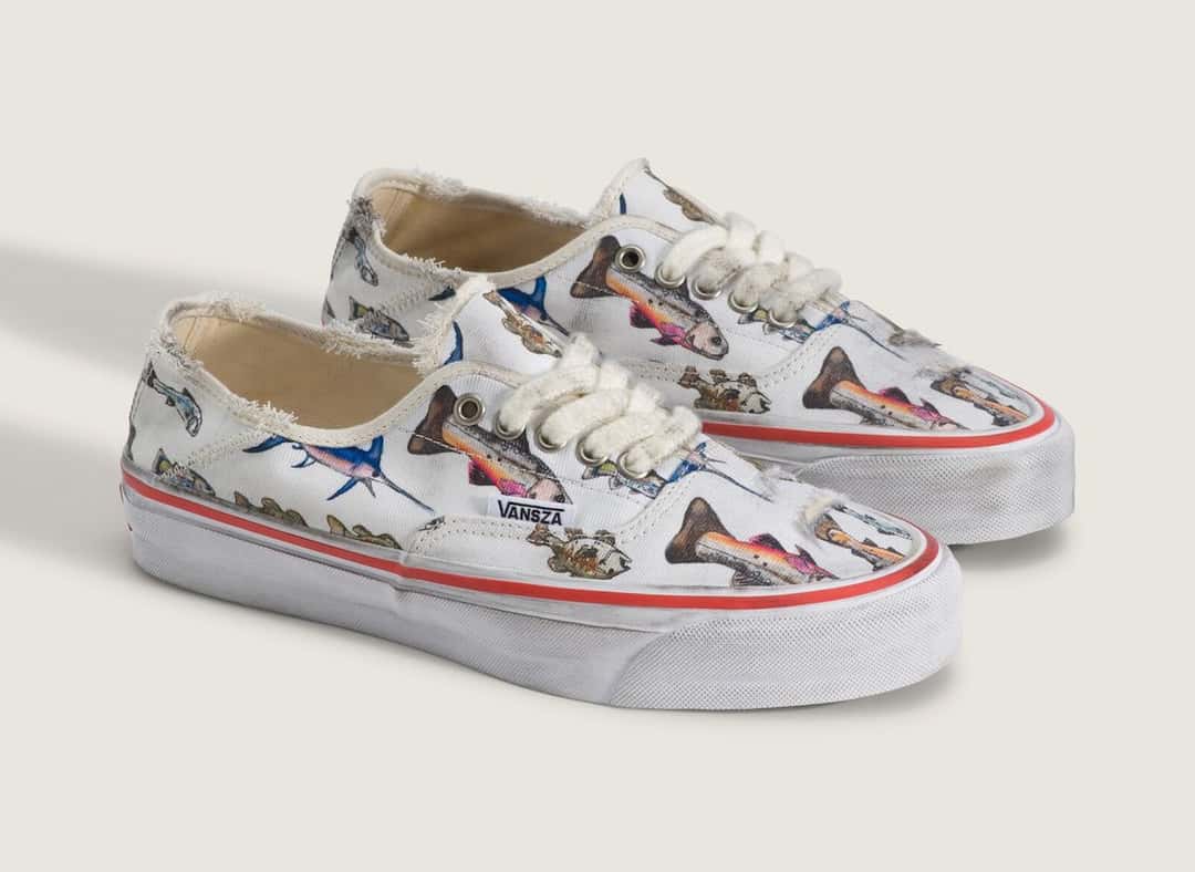 Vansza Authentic Kickdown de SZA x Vans en lona blanca envejecida con ilustraciones de peces y línea roja en la mediasuela