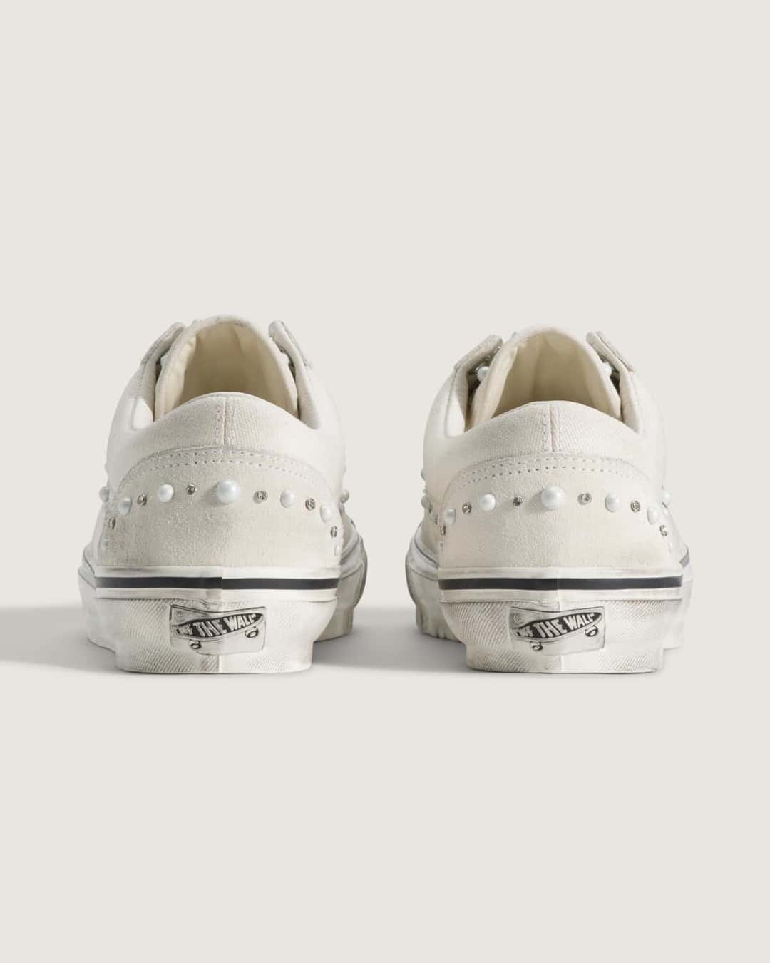 Talones del Vans Old Skool 36 Pearlized Marshmallow White con la fila de perlas y strass sobre la gamuza y la placa Off The Wall en la mediasuela gastada