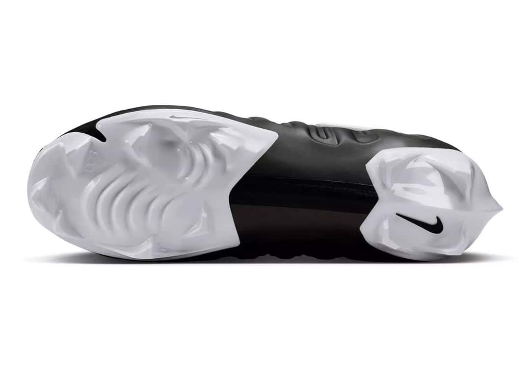 Base del Nike Vaporposite Pro Dr. Doom, blanca con tapones y Swoosh negro