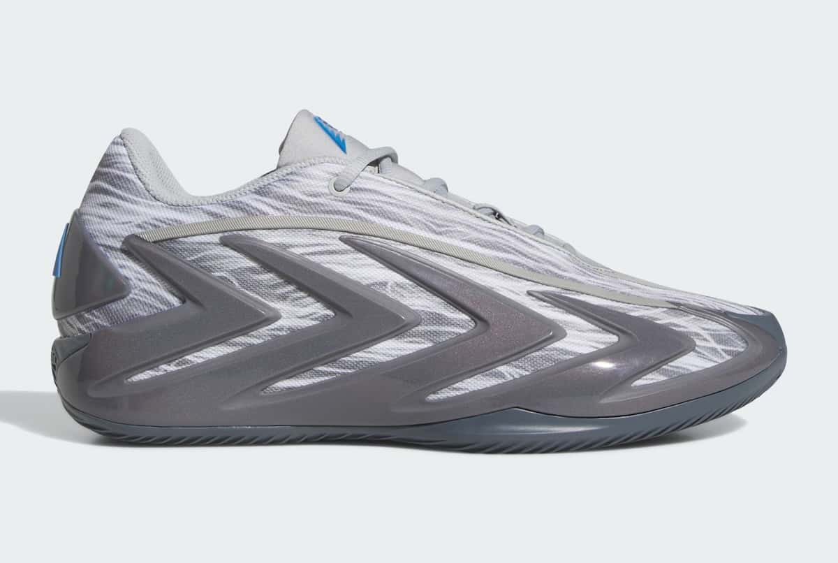 adidas Anthony Edwards 3 Snow Camo de perfil, con upper gris y blanco de rayas tipo camuflaje, piezas laterales gris oscuro en forma de flecha y logo AE azul