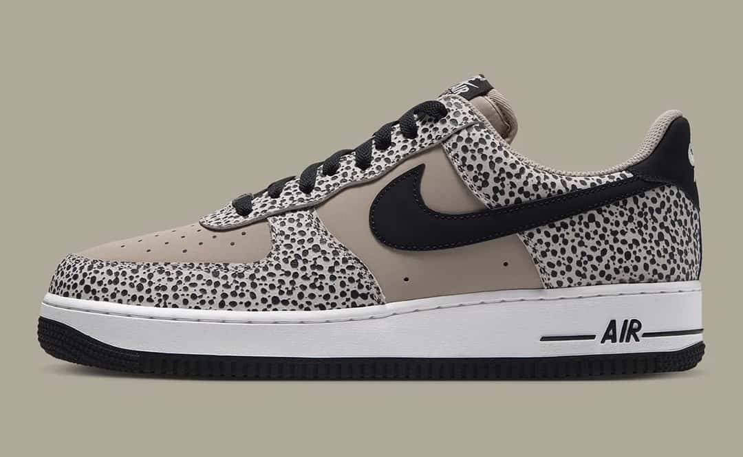 Nike Air Force 1 Low Safari de perfil, con estampado de manchas en la puntera, los ojales y el talón, laterales en cuero tostado y Swoosh negro