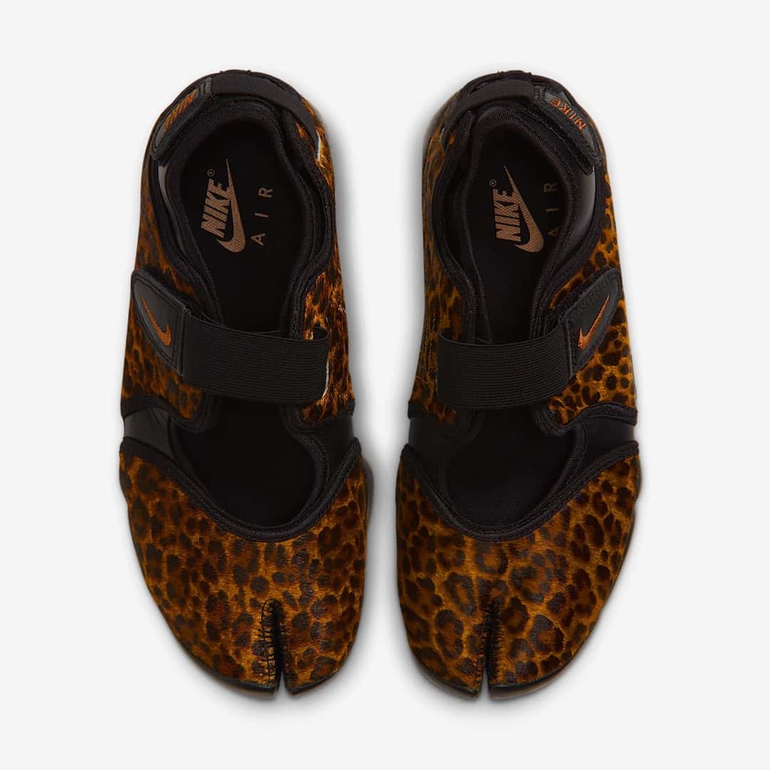 Vista desde arriba del par del Nike Air Rift Black/Desert Ochre, con el pelo ocre y manchas negras en toda la capellada, la puntera dividida en ambos pies, el strap negro con Swoosh ocre y la plantilla negra con el logo Nike Air en ocre