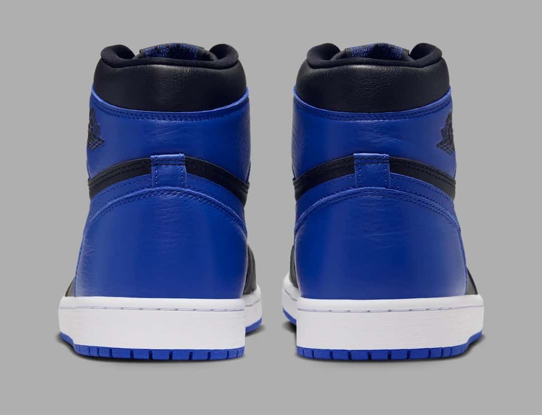 Talón del Air Jordan 1 High OG Royal 2026 en cuero azul real con el cuello negro y la suela azul