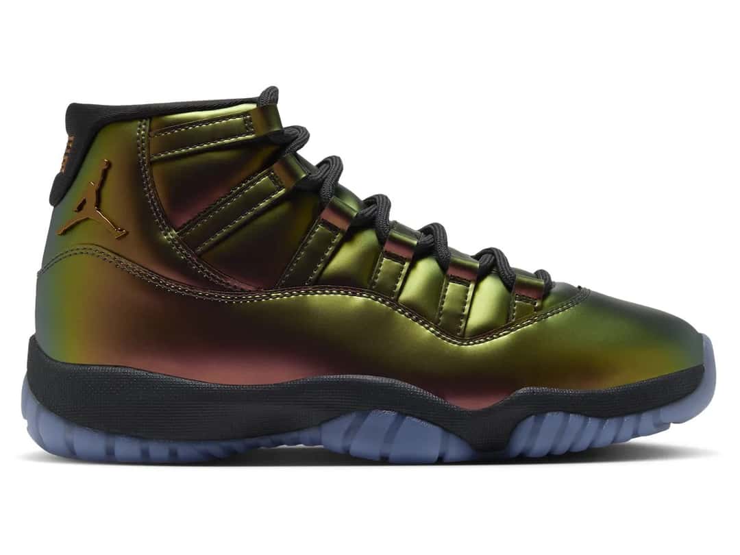 Air Jordan 11 WMNS Magic Ball de perfil lateral, con upper iridiscente entre verde oliva, dorado y bordó, Jumpman en tono cobre en el cuello, cordones negros, mediasuela negra y suela translúcida azulada