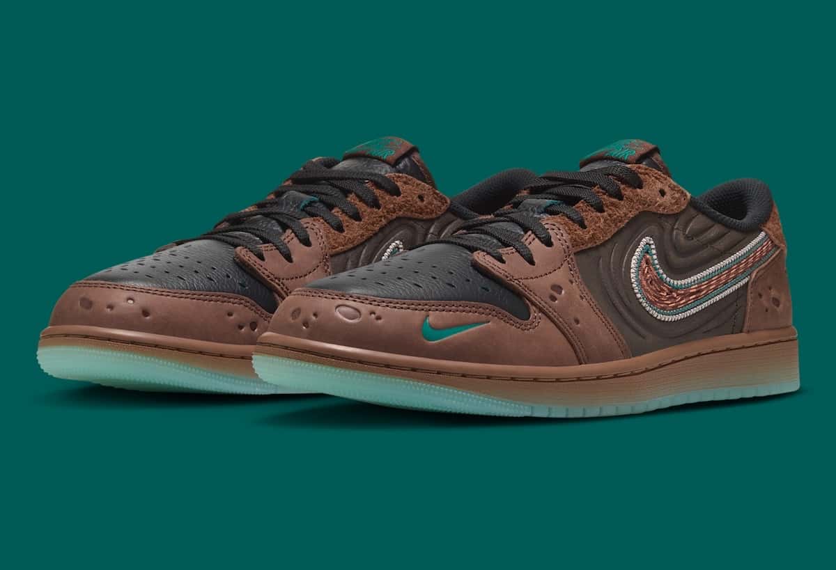 Par del Air Jordan 1 Low OG Somos Historias sobre fondo verde petróleo, con puntera de cuero negro, paneles marrones con relieves de cráteres, gamuza marrón de pelo largo en los ojales, swoosh tejido marrón con borde verde agua y suela translúcida verde agua