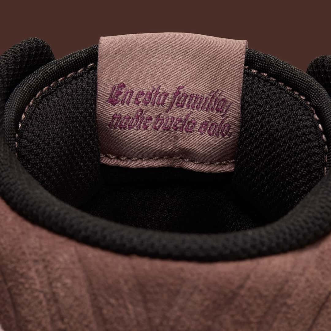 Etiqueta de la lengüeta del Air Jordan 1 Mid Día de Muertos con la frase En esta familia nadie vuela solo