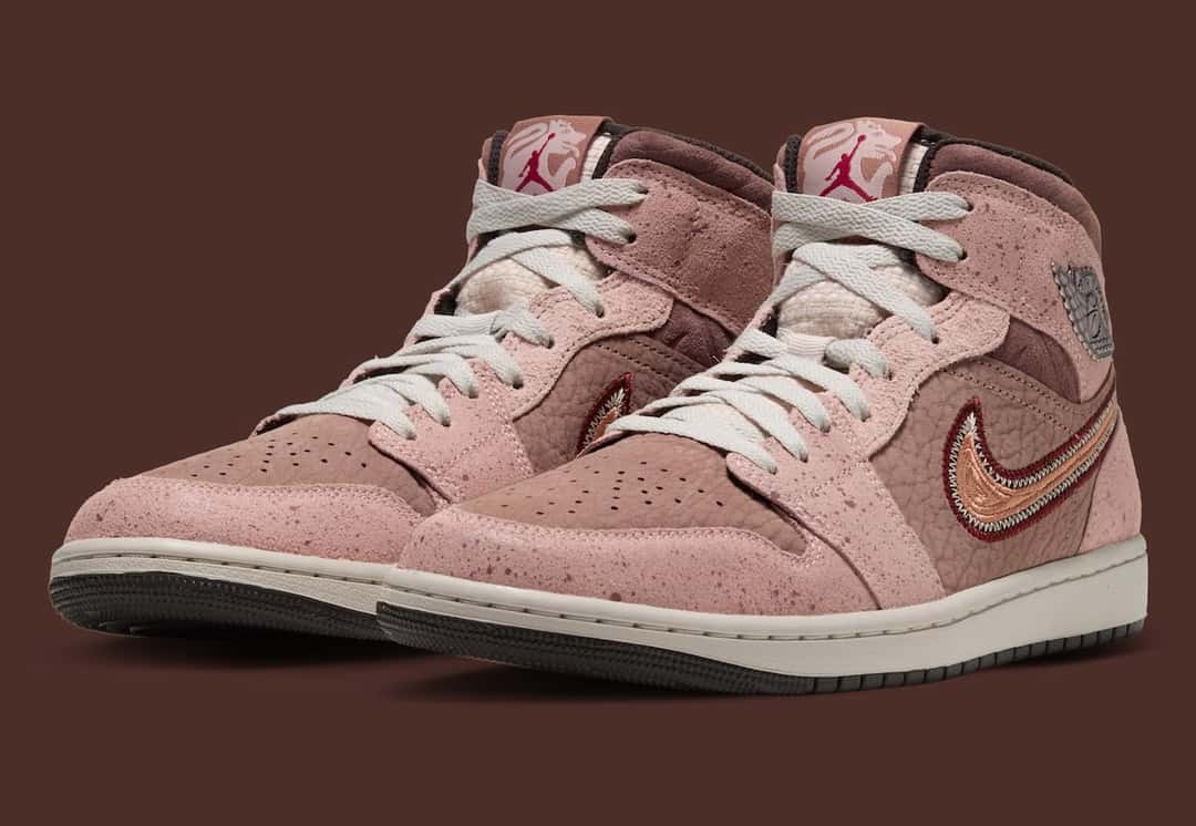 Par de Air Jordan 1 Mid Día de Muertos en rosa y marrón, con Swoosh bordado en rojo y dorado