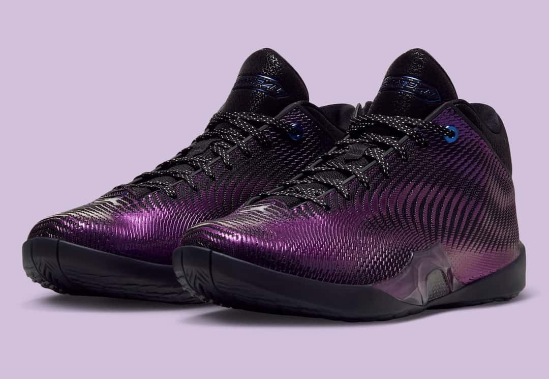 Par de Air Jordan 41 Amethyst visto de tres cuartos, con el violeta metalizado y la suela negra