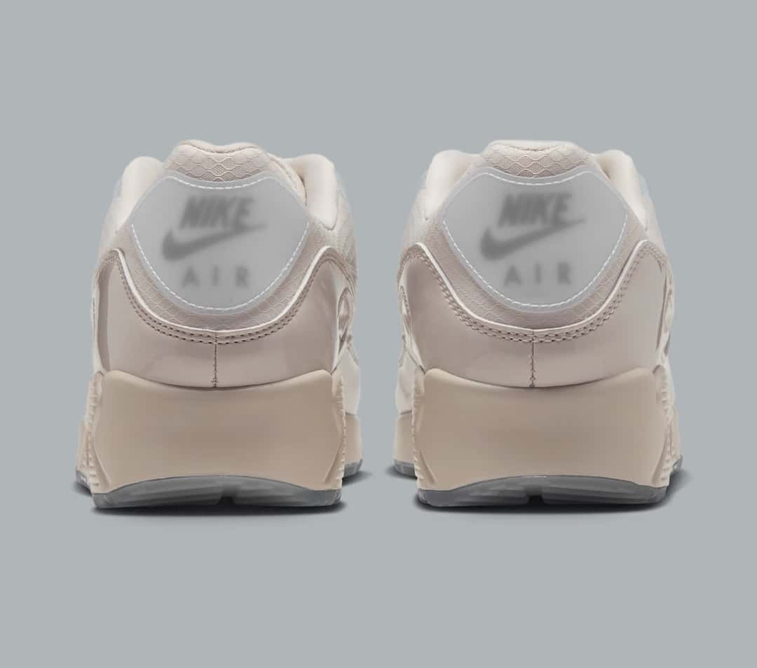 Talones del Nike Air Max 90 Light Orewood Brown con el logo Nike Air bajo la pieza translúcida