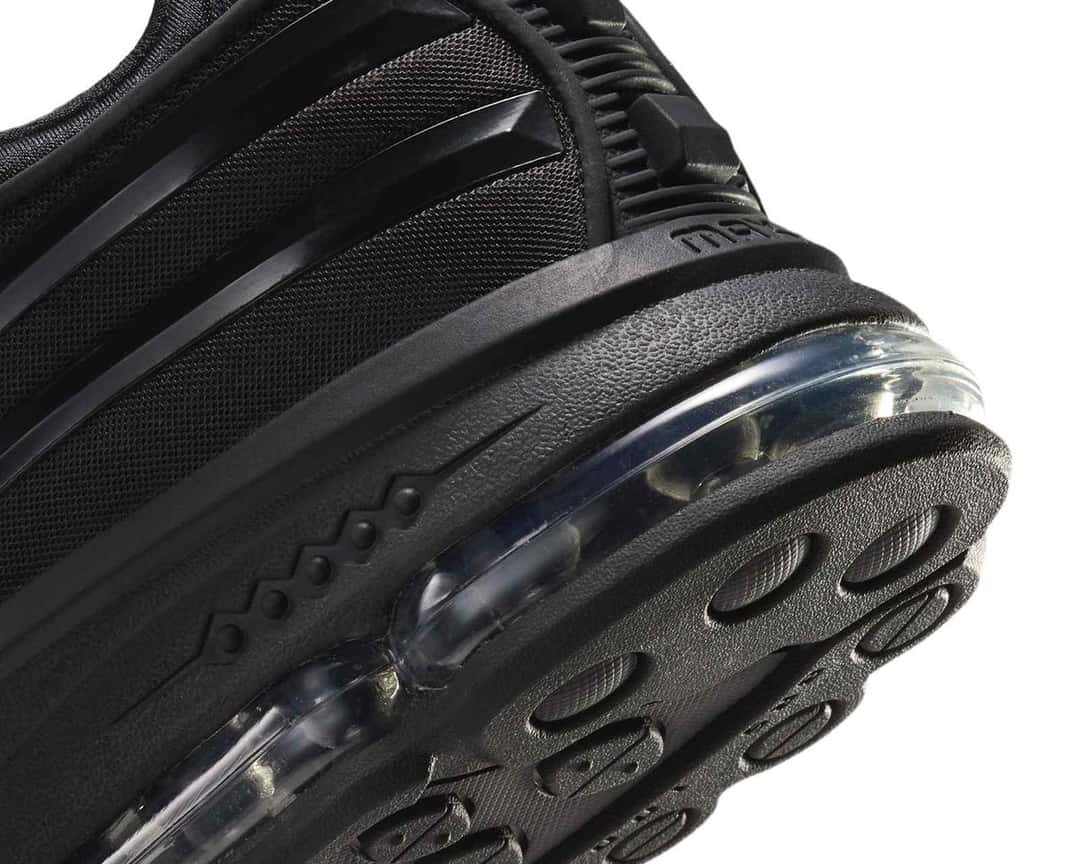 Detalle del talón del Nike Air Max Ecstasy Plus Triple Black con la cámara de aire visible y la suela de goma negra