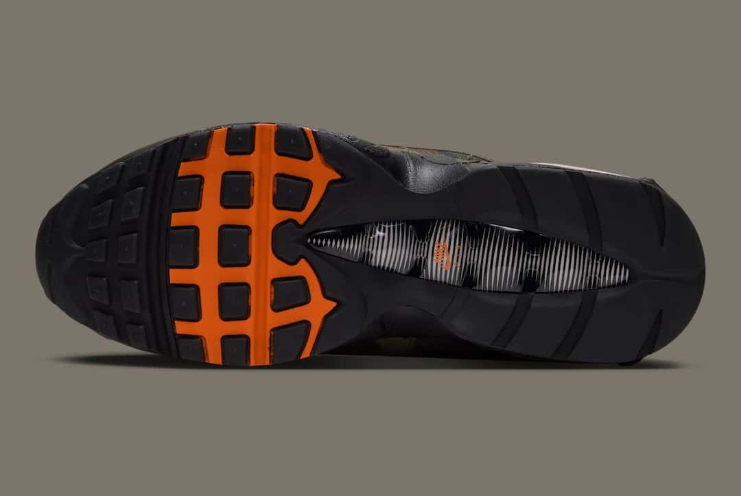 Suela de la Nike Air Max Joga Bonito Camo vista desde abajo, con la parte delantera en naranja con dibujo de cuadrícula y el resto en negro