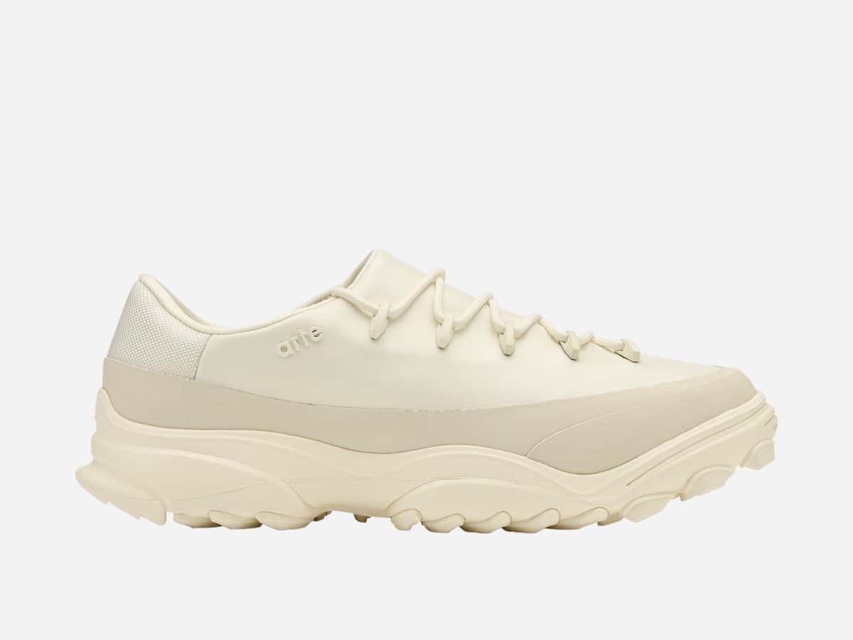 Perfil lateral de la Arte Antwerp x adidas GSG9 Off White sobre fondo blanco: upper liso color crudo con la palabra arte en relieve, cordones redondos con pasadores, banda en un tono arena más apagado, talón de malla y suela gruesa con tacos marcados