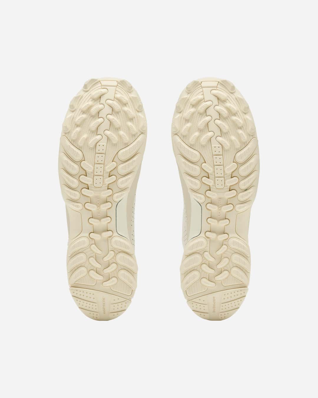 Suelas de la Arte Antwerp x adidas GSG9 Off White vistas desde abajo, en el mismo tono crudo que el upper, con tacos de agarre en toda la superficie y las inscripciones TRAXION en el centro y adiPRENE en el talón