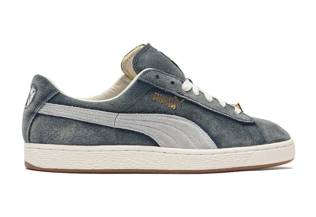 A$AP Rocky x PUMA Suede '94 Faded Blue de perfil, con la punta hacia la derecha, sobre fondo blanco, con la gamuza azul desteñida, el Formstrip gris, el forro crema y la mediasuela blanca