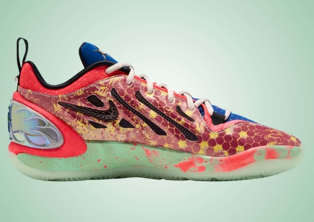 Lateral medial de la Nike A'Two Potion No. 22 con el estampado de panal rojo y amarillo y el clip plateado en el talón