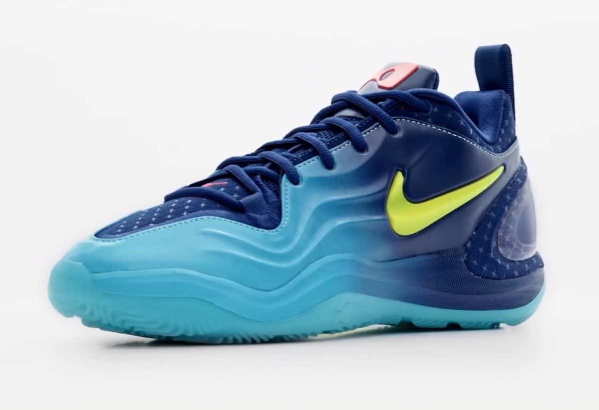 Nike A'Two Wheels On de perfil, con degradé de celeste a azul marino, Swoosh amarillo y suela celeste translúcida