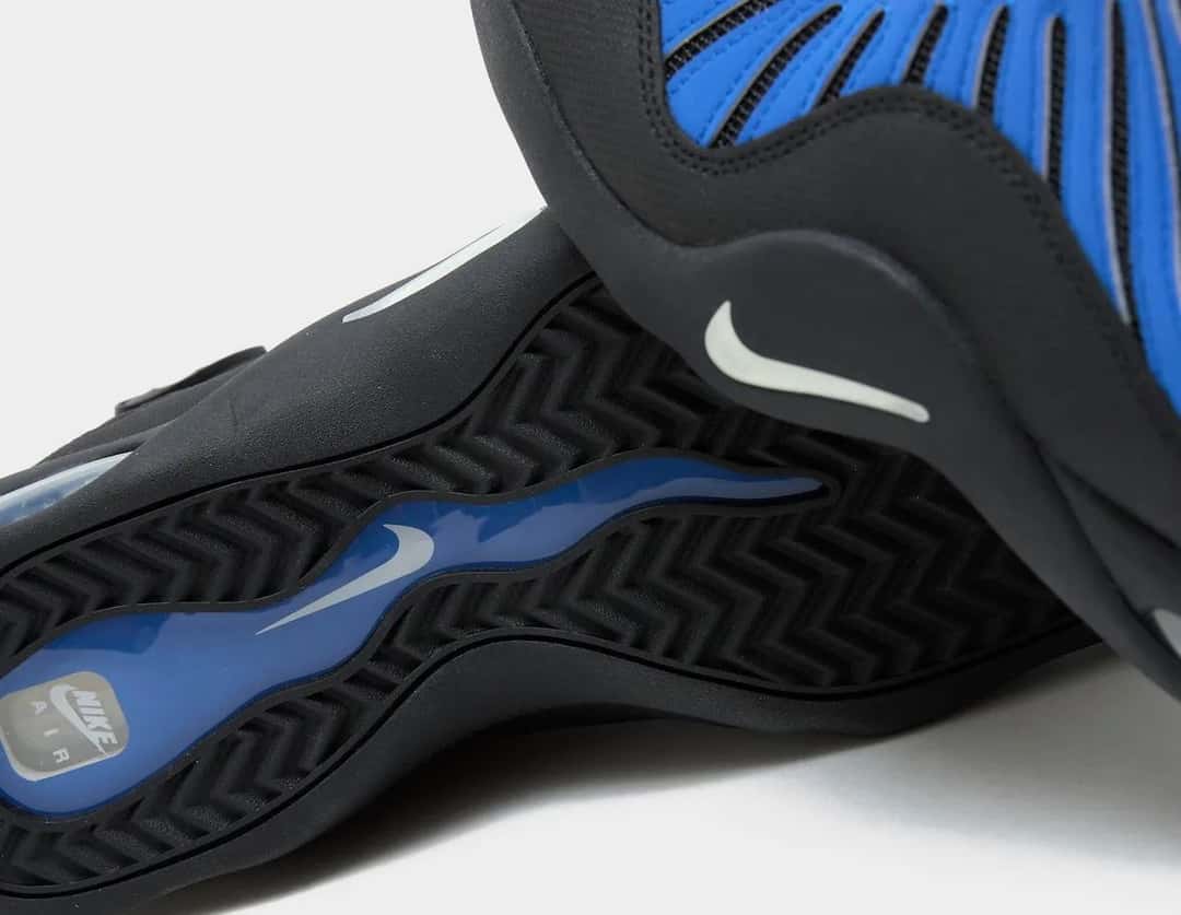 Detalle de la suela de la Nike Air Bakin Varsity Royal, negra con la cámara de aire azul translúcida