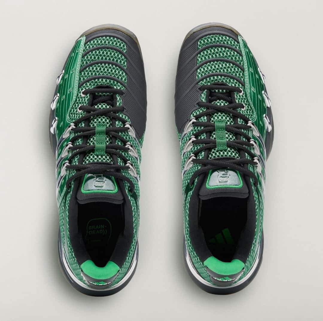 Vista desde arriba del par del Brain Dead x adidas Barricade V Dark Green sobre fondo gris claro, con malla verde, paneles laterales gris oscuro, cordones negros, la lengüeta verde con logo, el logo de Brain Dead en la plantilla izquierda y el de adidas en la derecha