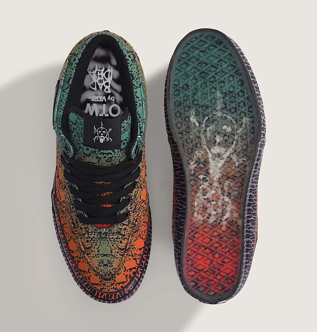 Vista de arriba y de la suela de la Bad Idea by Chito x Vans Half Cab 33, con la plantilla de OTW by Vans y la suela translúcida con una calavera blanca