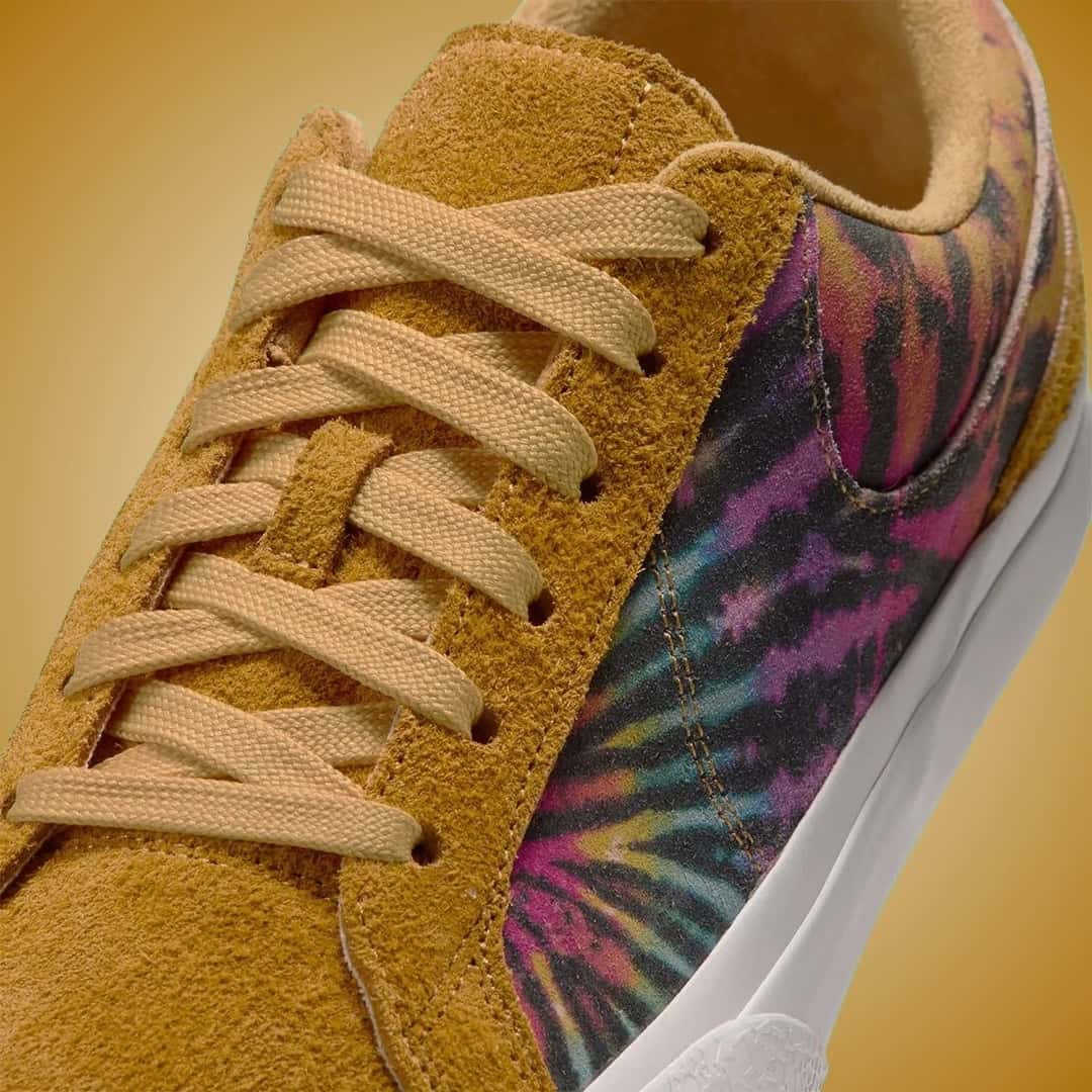 Detalle de la Nike Blazy Tie-Dye, con los cordones, la gamuza de pelo largo y el Swoosh sobre el panel teñido