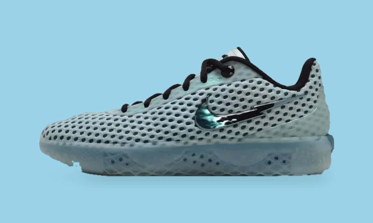 Nike LeBron Witness 10 Fiberglass de Bronny James de perfil, en malla perforada celeste con Swoosh metalizado y suela translúcida, sobre fondo celeste