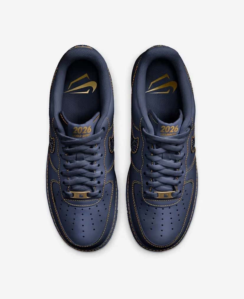 Vista desde arriba de la Nike Air Force 1 Low Milwaukee Brewers, con la plantilla y la lengüeta con detalles dorados