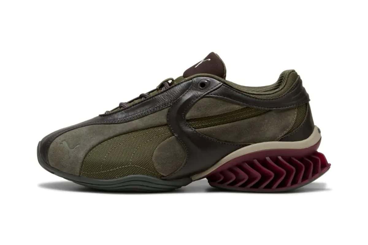PUMA CELL GEO 1 Galactic Dust/Loden de perfil, con gamuza y textil verde oliva, cuero marrón oscuro y un talón de nervaduras bordó, sobre fondo blanco