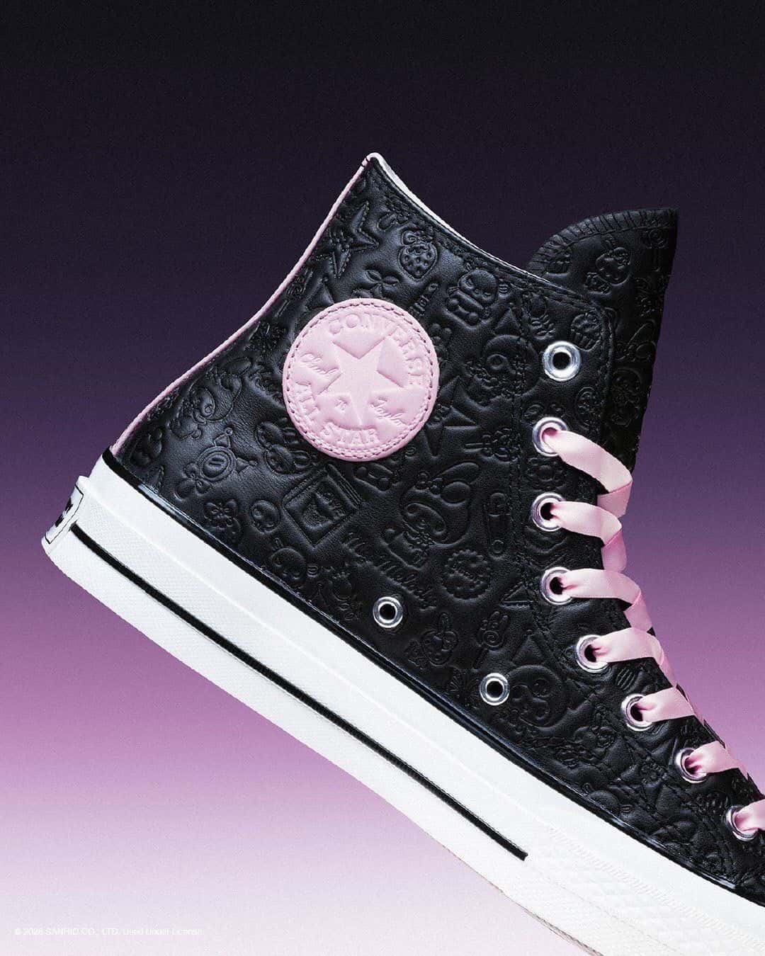 Converse Chuck 70 My Melody y Kuromi de cuero negro con los personajes grabados en relieve, cordones rosas y parche rosa en el tobillo