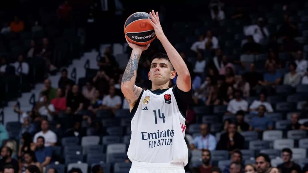 Gabriel Deck, con la camiseta 14 del Real Madrid, lanza al aro en la Supercopa de la Euroliga