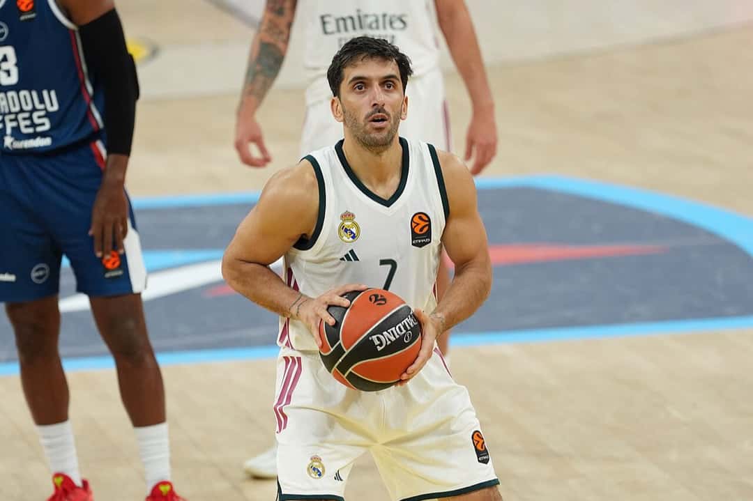 Foto de archivo: Facundo Campazzo, con la camiseta blanca número 7 del Real Madrid, se prepara para tirar un libre