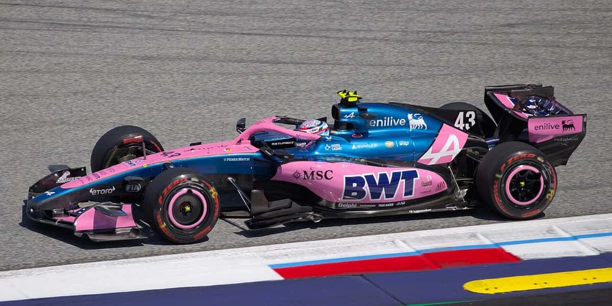 Foto de archivo: el Alpine rosa y azul número 43 de Franco Colapinto en la pista durante el Gran Premio de Austria 2026
