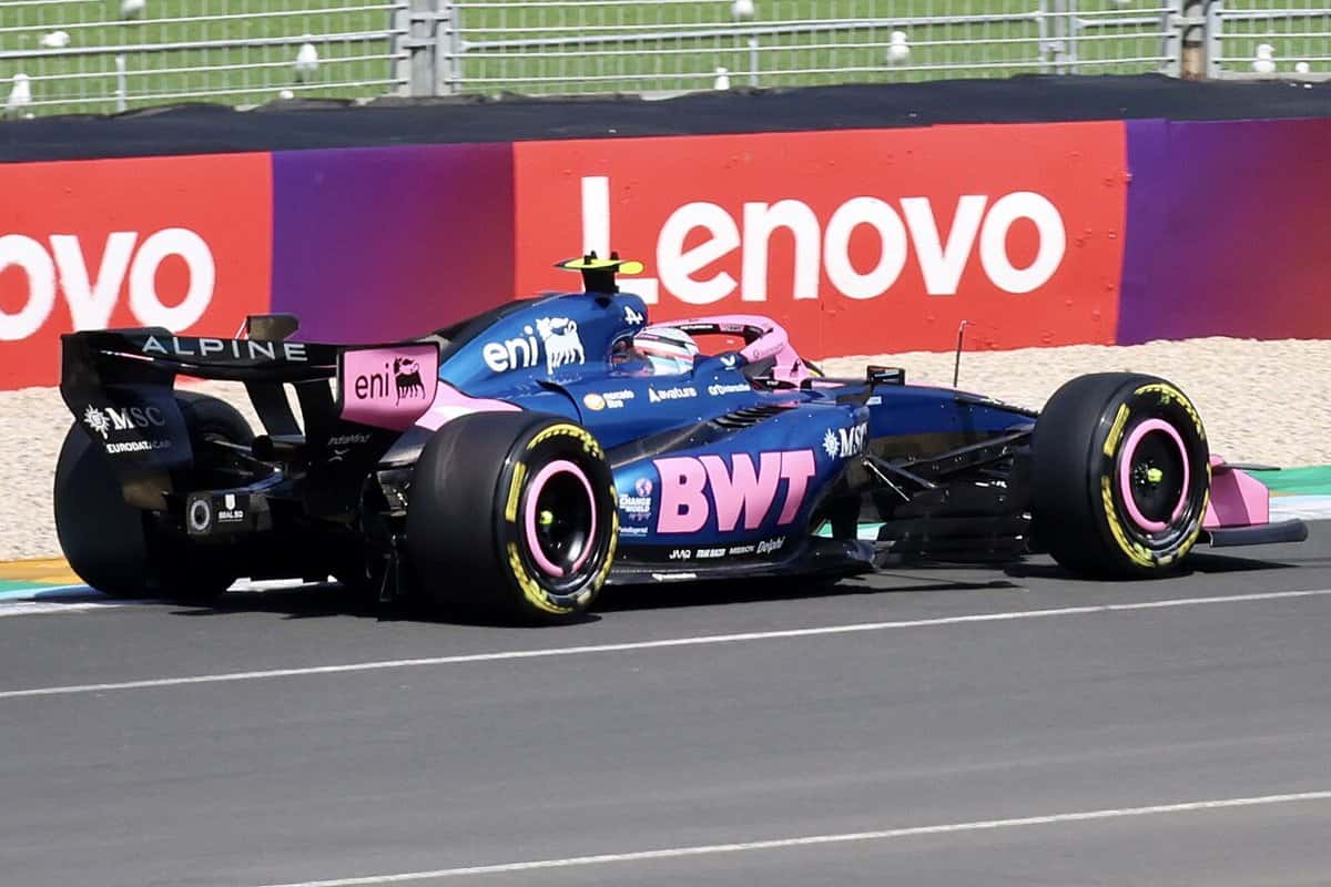 Foto de archivo: el Alpine azul y rosa de Franco Colapinto en la pista durante la práctica del Gran Premio de Australia 2026