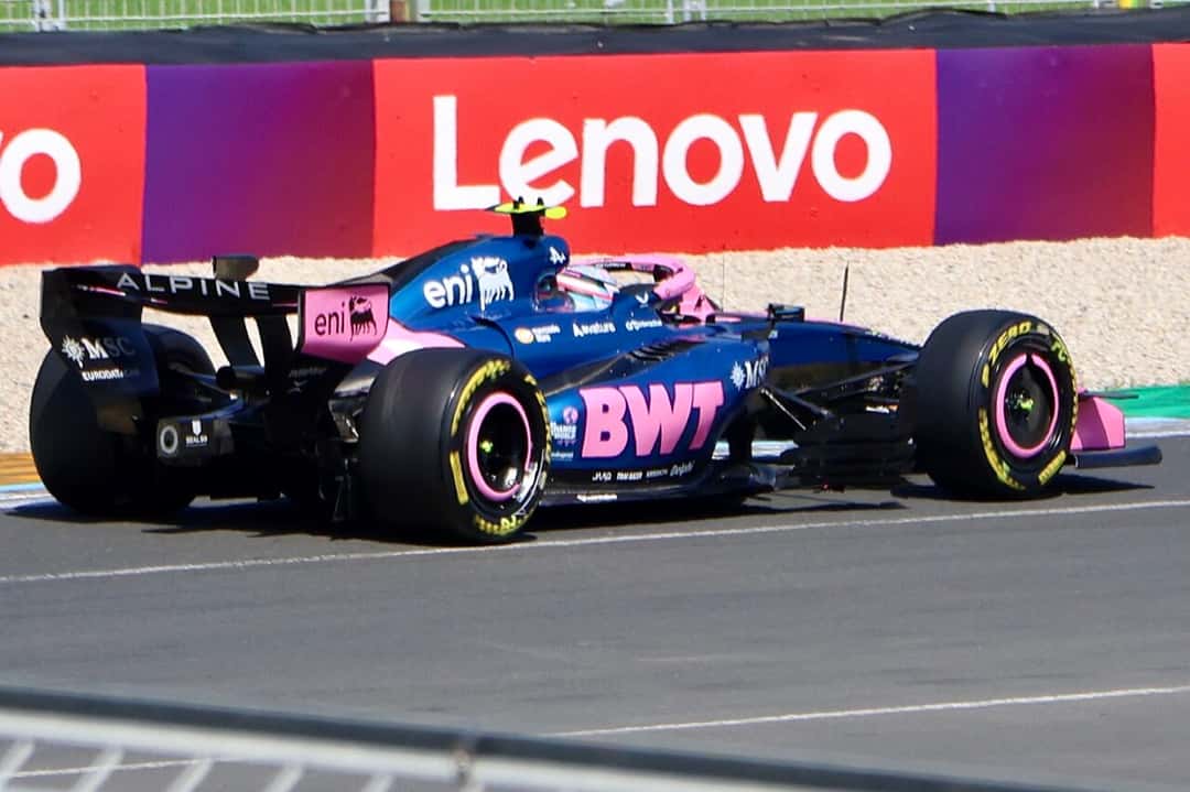 Foto de archivo: el Alpine azul y rosa de Franco Colapinto en la pista del circuito de Albert Park, con un cartel rojo detrás, en 2026
