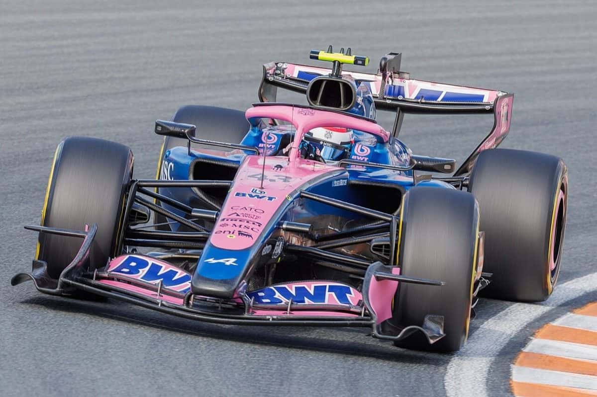 Foto de archivo: el Alpine azul y rosa de Franco Colapinto, visto de frente, dobla una curva del circuito de Zandvoort en 2026