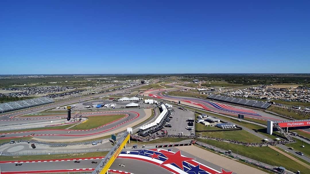 Imagen del circuito: vista aérea del Circuito de las Américas de Austin, con las curvas del sector medio y las tribunas bajo un cielo despejado