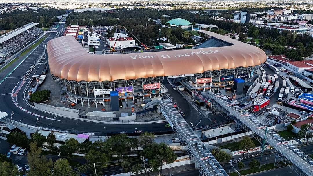 Imagen del circuito: vista aérea del Autódromo Hermanos Rodríguez, con el estadio Foro Sol y la pista que pasa por adentro