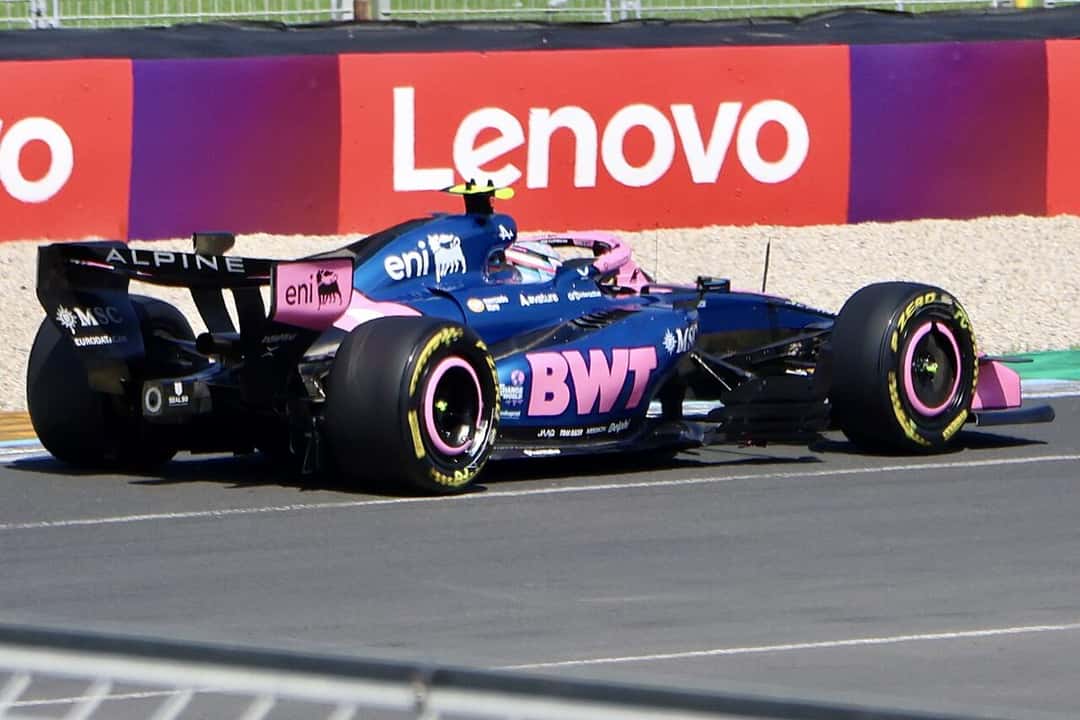 Foto de archivo: el Alpine azul y rosa de Franco Colapinto, visto de costado, en la pista en 2026