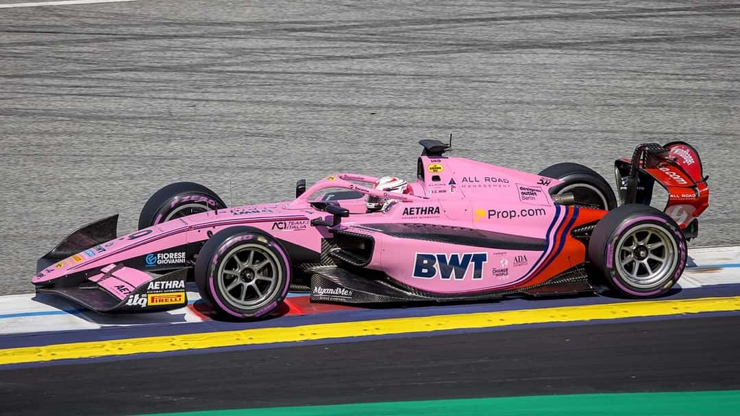 Foto de archivo: el auto rosa número 9 de Gabriele Minì, con la marca BWT en el costado, en una carrera de Fórmula 2 en Austria