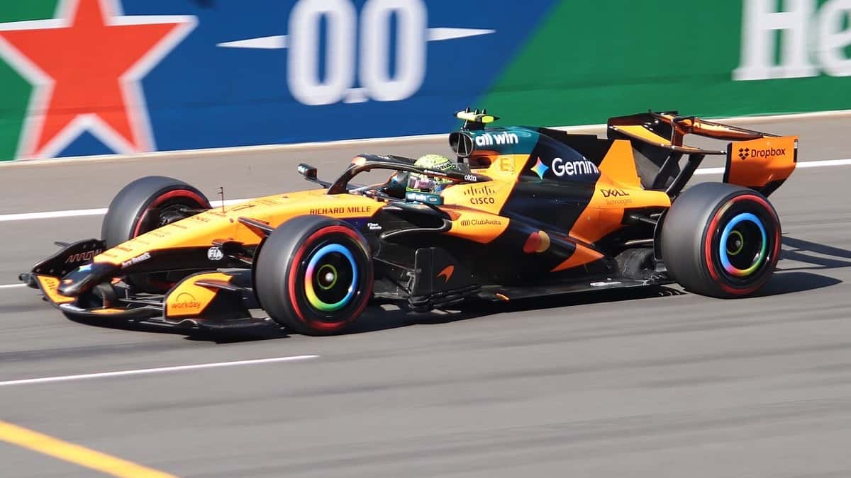 Foto de archivo: el McLaren naranja y negro de Lando Norris, de costado, en la pista durante la clasificación del Gran Premio de China 2026