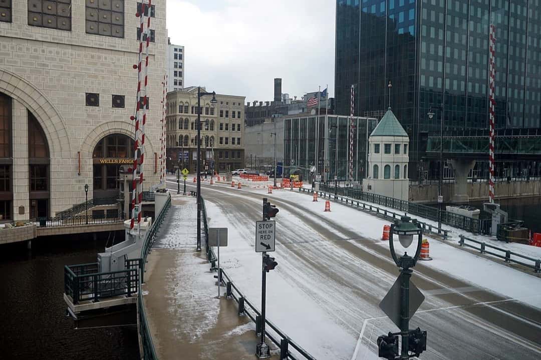 Foto de archivo: el puente de la avenida Wisconsin sobre el río Milwaukee, con edificios del centro de la ciudad