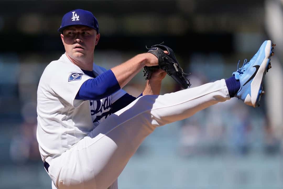 Tarik Skubal, de los Dodgers, levanta la pierna en pleno lanzamiento en Dodger Stadium, a pleno sol