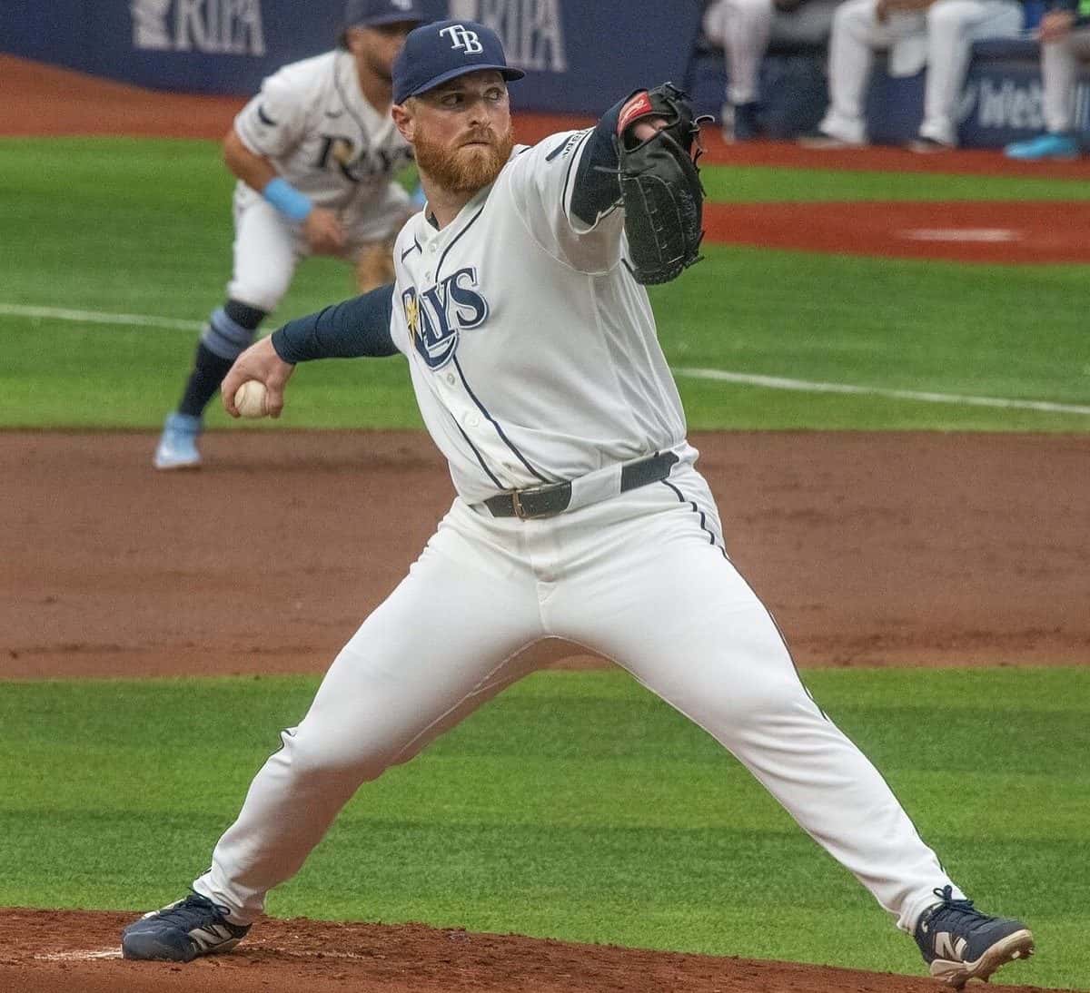 Foto de archivo: Drew Rasmussen, con el uniforme blanco de los Tampa Bay Rays y gorra azul, lanza desde el montículo