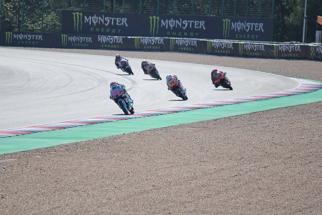 Foto de archivo: un grupo de motos de Moto3 encara una curva del circuito de Brno durante el Gran Premio de la República Checa 2026