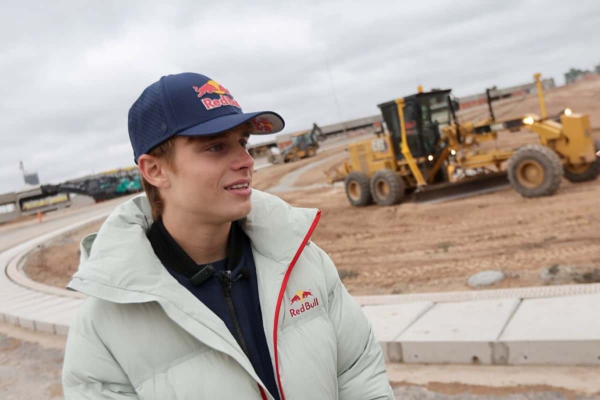 Foto de archivo: Valentín Perrone, con gorra de Red Bull y campera clara, en el autódromo de Buenos Aires durante una recorrida por las obras, en agosto de 2026