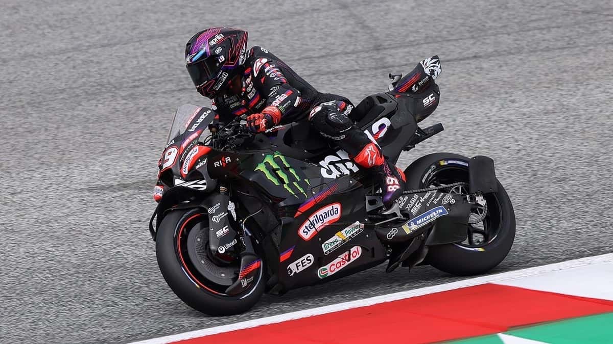 Foto de archivo: Jorge Martín, con la Aprilia negra número 89, toma una curva en el Gran Premio de Austria 2026