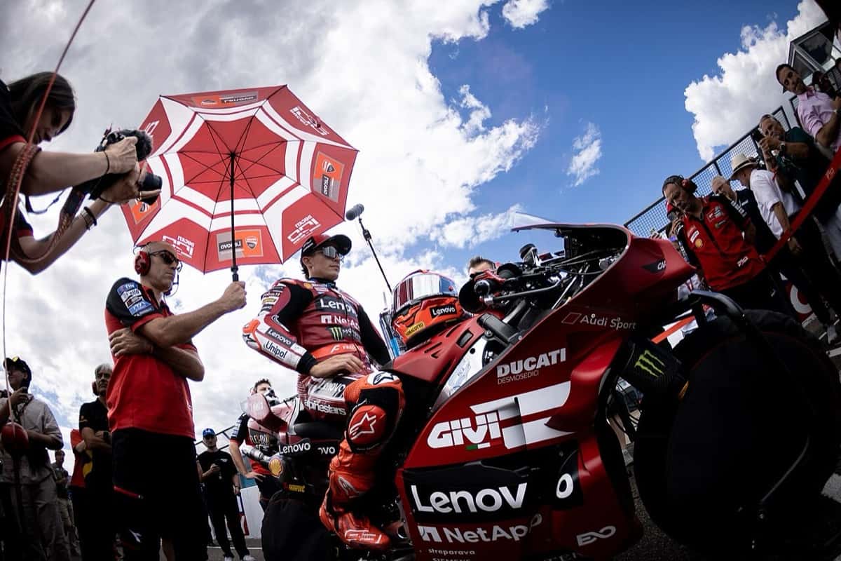Foto de archivo: Marc Márquez sobre la Ducati roja en la grilla del Gran Premio de Alemania 2026, rodeado de mecánicos y fotógrafos